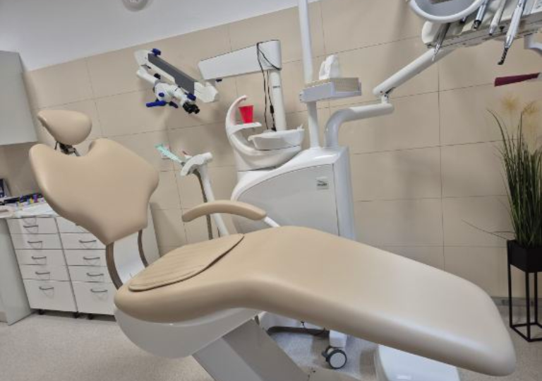 kremowy fotel dentystyczny