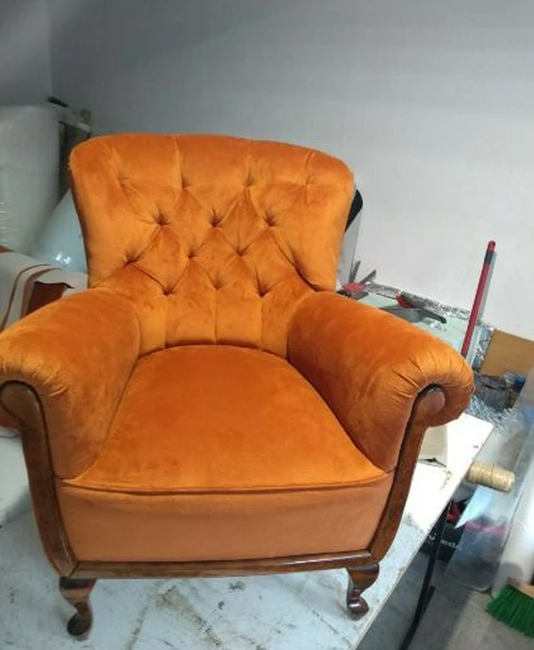 pomarańczowy fotel